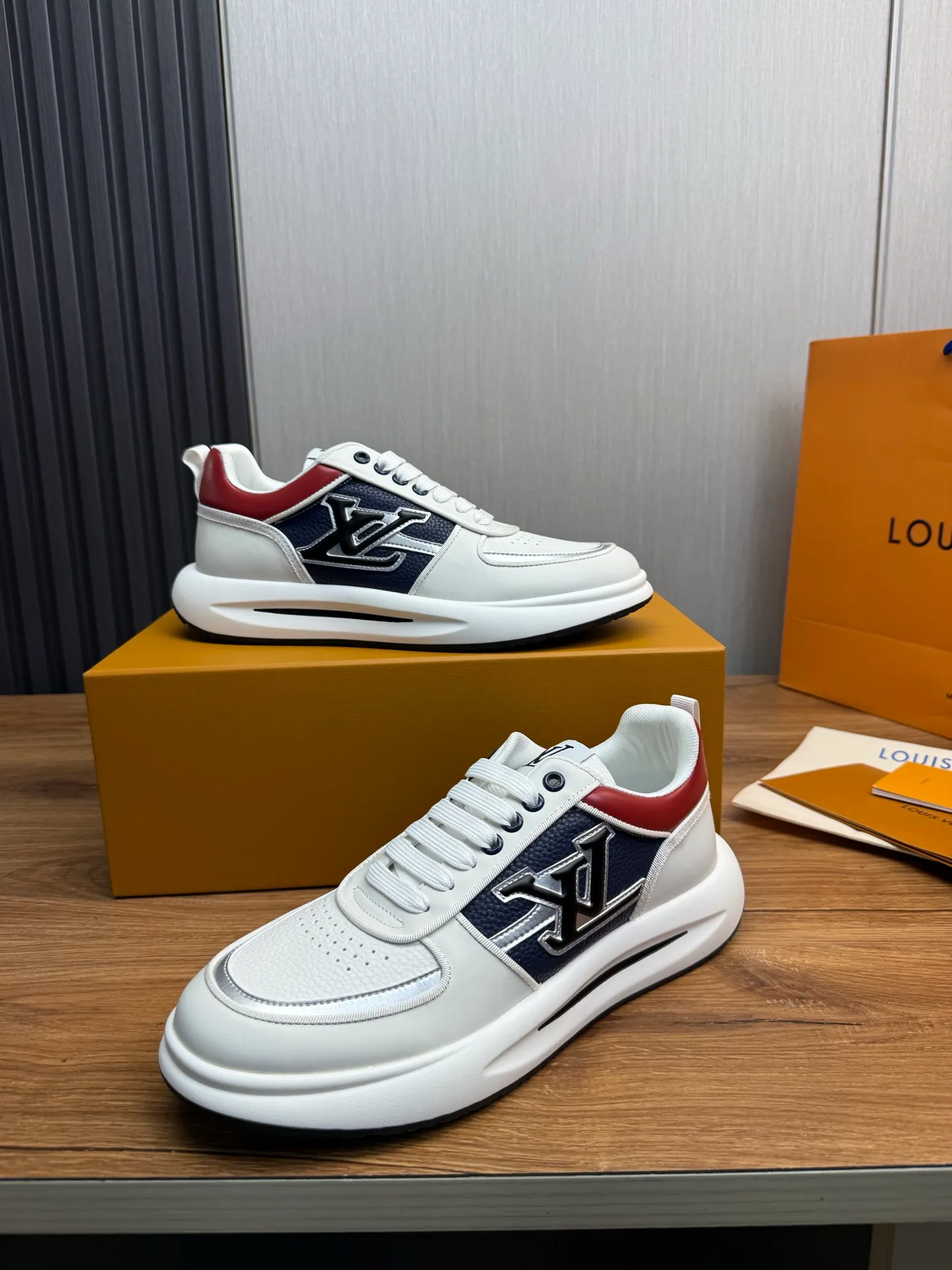 Men's shoes 💰820💰 Lv. Top purchasing agent 🇮🇹 Louis Vuitton, sports shoes counter synchronization, uppers imported from Italy, high-quality splicing and complex handicrafts, imported mesh pads are soft and comfortable, soles: original factory special soles, TPU exclusive movable molded soles super comfortable, original factory single goods, 🔍🔍high quality, you can enter and exit the counter at will, welcome to compare, code number 38-44 (Customized 38.45)